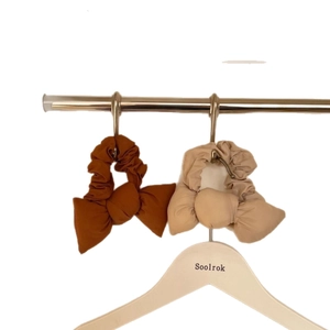Deux grands chouchous nœuds en coton marron et beige pour un style hivernal