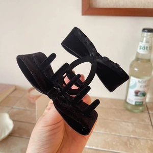 Elegant black velvet bow hair claw clip for women's autumn and winter hairstyles