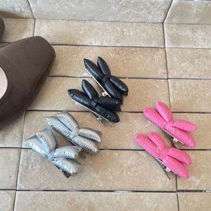 Barrettes à cheveux nœud au fini métallique en argent, noir et rose avec clips en métal