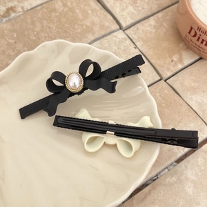 Barrettes à cheveux élégantes avec nœuds et perles en noir et blanc crème chic