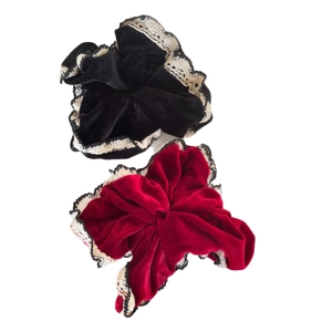 Schwarze und burgunderrote Samt-Haargummis im Vintage-Stil mit eleganter Spitze