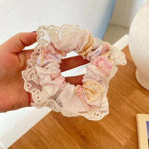Chouchou en dentelle florale avec douces fleurs roses et bordure blanche pour la coiffure