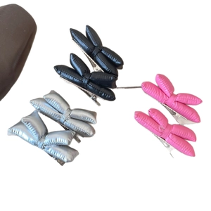 Lot de 6 barrettes nœuds rembourrées en similicuir argent, noir et rose sur fond blanc