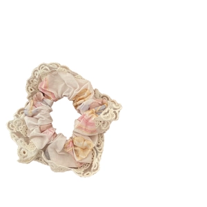 Chouchou floral avec bordure en dentelle et motif de fleurs roses sur tissu