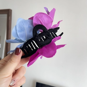 Elegante molletta per capelli a forma di orchidea con petali in tessuto blu e magenta