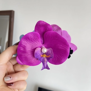 Elegante fermaglio per capelli a orchidea viola in tessuto con perla bianca
