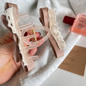 Pince à cheveux avec nœud en ruban rose et dentelle pour coiffure élégante de style princesse