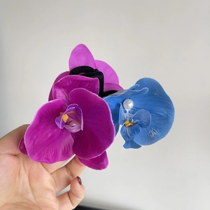 Eleganti mollette per capelli a forma di orchidea in viola, magenta e blu con perle