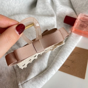 Pince à cheveux nœud élégante avec ruban marron et bordure en dentelle blanche