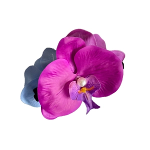 Elegante pinza per capelli con orchidea magenta e perla su sfondo bianco neutro