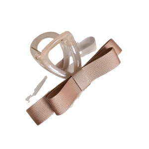 Ensemble pince à cheveux en résine beige et barrette à nœud marron sur fond blanc