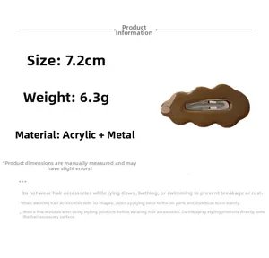 Detailansicht der gewellten Haarklammer aus Acryl in Karamellbraun mit Metallclip, 7,2 cm lang