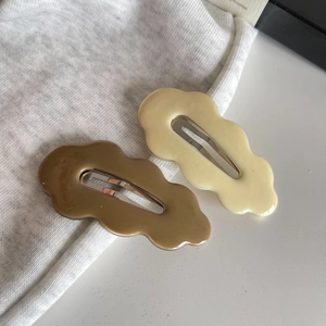 Wellenförmige Harz-Haarspangen in Creme und Beige für Kinder, minimalistisches BB-Haarnadel-Set