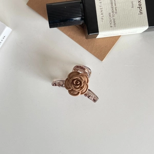Elegante pinza per capelli a rosa camelia marrone con denti in acrilico resistente