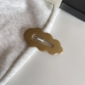 Mocha Wellen-Haarspange aus Harz für Kinder im Creme-Kaffee-Stil auf Strickstoff