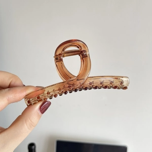 Elegant amber brown cloud-shaped shark hair claw clip with double-layer grip for women