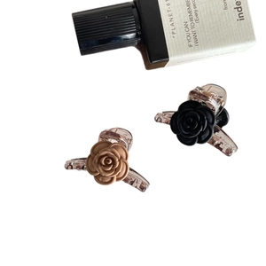 Eleganti mollette per capelli a forma di camelia in resina marrone e nera, stile sobrio