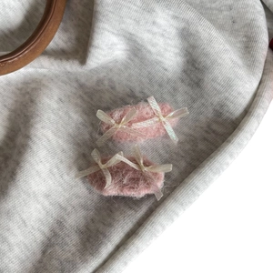 Pink plush hair clips with white pearlescent bows for women in autumn and winter styles