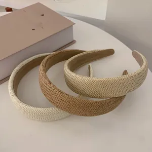 Dettaglio di cerchietti intrecciati in cotone e lino nei colori beige e marrone in stile retrò
