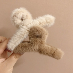 Pince à Cheveux en Fausse Fourrure Femme Peluche Douce Pince Crabe Automne Hiver Grand Accessoire de Coiffage Antidérapant Quotidien