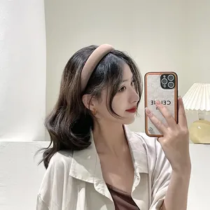 Détail d'un serre-tête rembourré kaki montrant l'effet sur le volume des cheveux et le visage