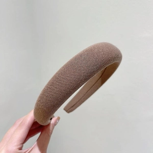 Gros plan du serre-tête rembourré kaki avec détails de texture de tissu sergé