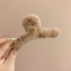 Pince à cheveux crabe en peluche marron pour femme avec texture douce en fausse fourrure