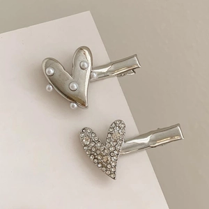 Elegantes herzförmiges Haarspangen-Set mit weißen Perlen und glitzernden Strasssteinen