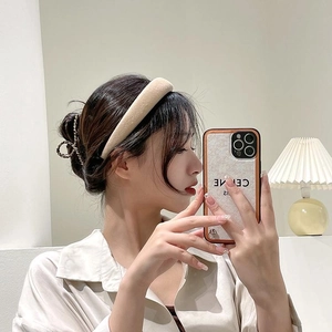 Détails du serre-tête en velours beige et de la pince à cheveux tressée vintage