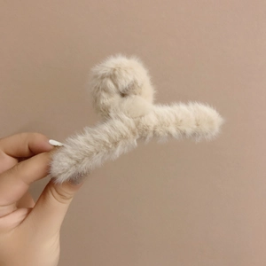 Pince à cheveux en fausse fourrure crème pour femme avec un design croisé minimaliste