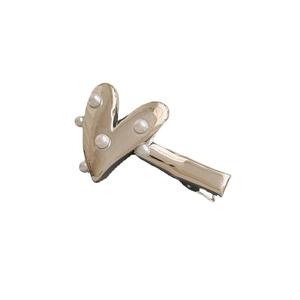 Eleganter goldener Herz-Haarclip mit Kunstperlen im Liquid-Metal-Design für Damen