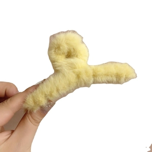 Pince à cheveux en peluche jaune pour femmes avec texture en fausse fourrure et grande prise
