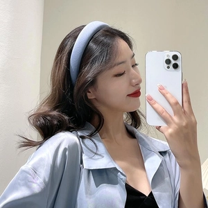 Selfie miroir montrant un serre-tête éponge bleu clair pour un effet de volume