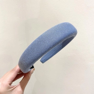 Gros plan du serre-tête éponge bleu clair montrant la texture du tissu en maille côtelée