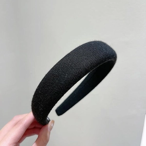 Vue détaillée du serre-tête épais noir en éponge avec une texture tricotée de qualité