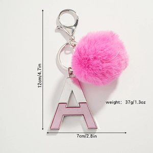 Porte-clés pompon rose avec lettre A en métal argenté pour décoration de sacs à main