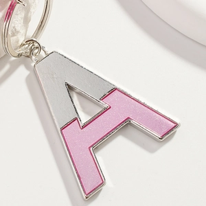 Porte-clés lettre A rose pailleté avec cadre en métal argenté et pendentif pompon