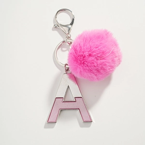 Porte-clés pompon en fausse fourrure rose avec pendentif lettre A en métal argenté
