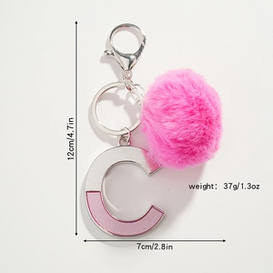 Porte-clés pompon en fourrure rose avec pendentif lettre C pailleté et fermoir argenté