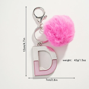 Porte-clés lettre D avec pompon rose en fausse fourrure et fermoir mousqueton argenté