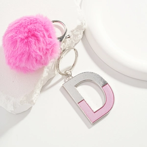 Porte-clés pompon rose en fausse fourrure avec lettre D scintillante et fermoir argenté