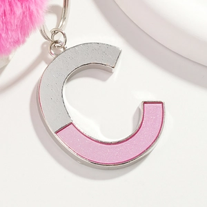 Porte-clés lettre C pailletée rose avec pompon en fourrure et métal argenté