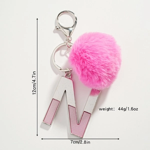 Vue détaillée d'un porte-clés lettre N rose pailleté avec pompon en peluche et dimensions