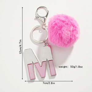 Porte-clés lettre M mignon avec pompon rose et finition pailletée violette élégante