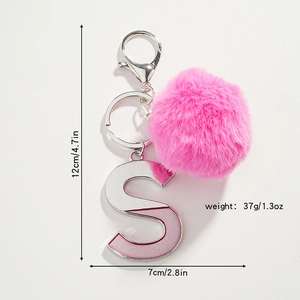 Détail des dimensions du porte-clés pompon rose avec pendentif lettre S pailletée
