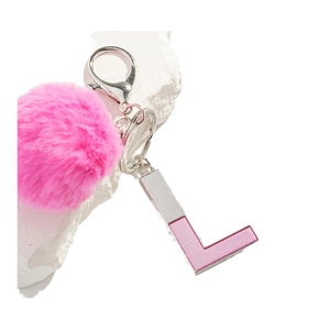 Porte-clés pompon en fourrure rose avec lettre L argentée et paillettes roses sur socle