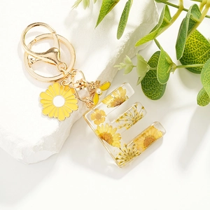 Porte-clés Lettre en Résine Fait Main Avec Vraies Fleurs Séchées Jaunes Alliage d'Or Marguerite Abeille Breloque Femme