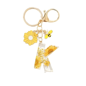Porte-clés lettre K en résine avec marguerites jaunes et charms d'abeille fleurie