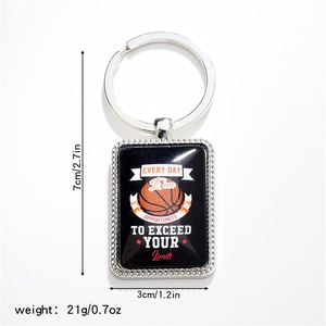 Detailansicht Basketball-Anhänger mit motivierendem Spruch auf weißem Hintergrund