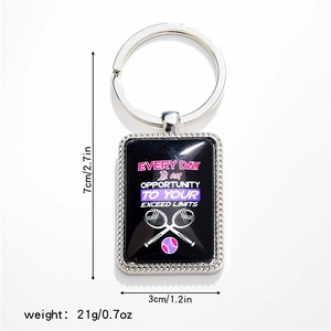 Porte-clés tennis rectangulaire avec citation inspirante et cadre en métal perlé